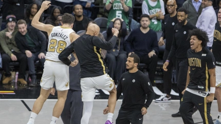 Hugo González celebra con sus compañeros el triple que llevó el partido a la segunda prórroga.