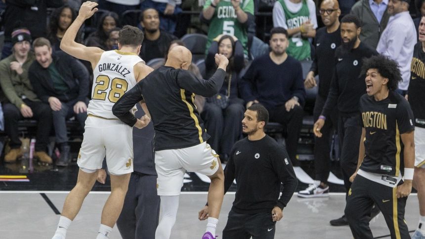 Hugo González celebra con sus compañeros el triple que llevó el partido a la segunda prórroga.