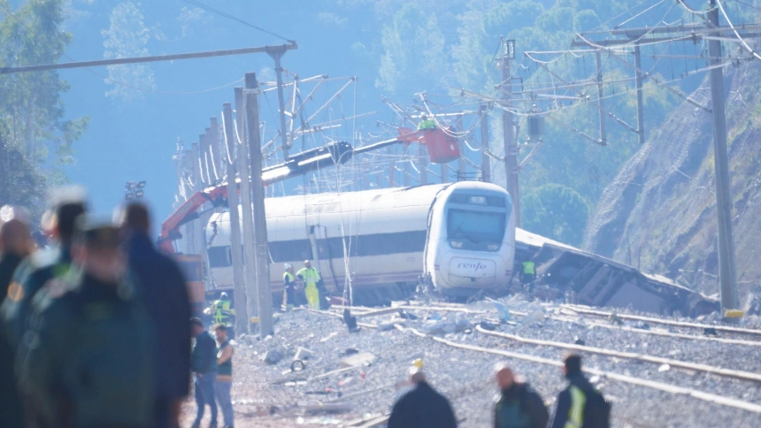 3DH7F4F Adamuz, Andalucia, Spain. 20th Jan, 2026. King Felipe VI of Spain, Queen Letizia of Spain visit the command post in Adamuz after a train collision in Adamuz (close to Cordoba), the authorities say at least 41 were killed and more than 150 were injured when a train collided with a derailed train on the evening of January 18 on January 20, 2026 in Adamuz, Spain (Credit Image: © Jack Abuin/ZUMA Press Wire) EDITORIAL USAGE ONLY! Not for Commercial USAGE!