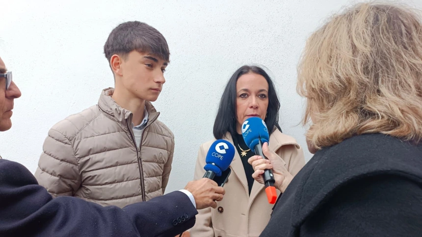 Julio y su madre Elisabet responde a Cristina al finalizar el funeral en Adamuz