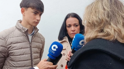 Julio y su madre Elisabeth con Cristina a la salida del funeral