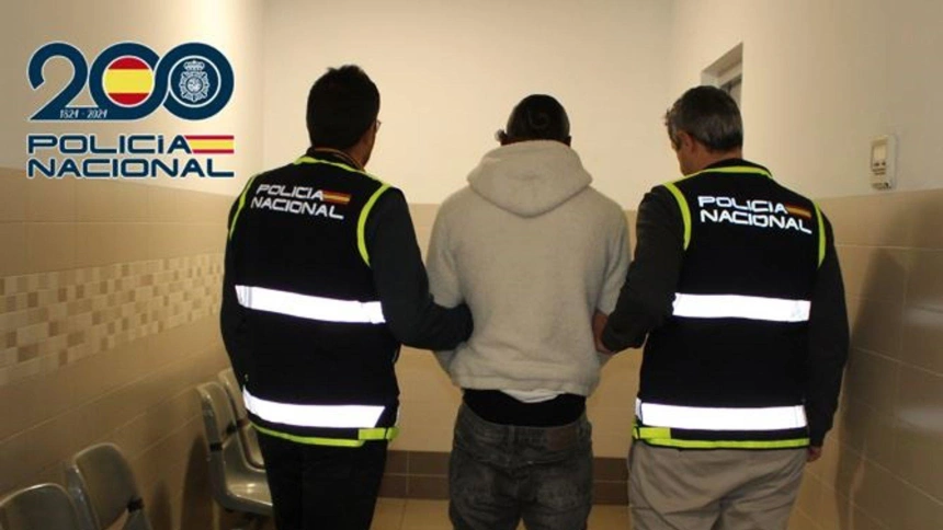 Agentes de la Policía Nacional con un detenido.POLICÍA NACIONAL