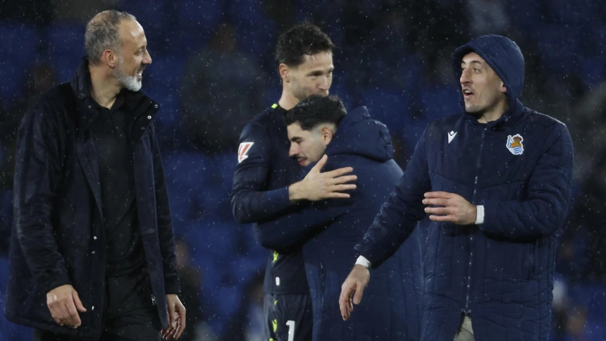 SAN SEBASTIÁN, 25/01/2026.- Los jugadores de la Real Sociedad y su entrenador Pellegrino Matarazzo (i) celebran la victoria al finalizar el partido de la jornada 21 de LaLiga disputado entre la Real Sociedad y el Celta de Vigo este domingo en el estadio de Anoeta, en San Sebastián. EFE/Javier Etxezarreta