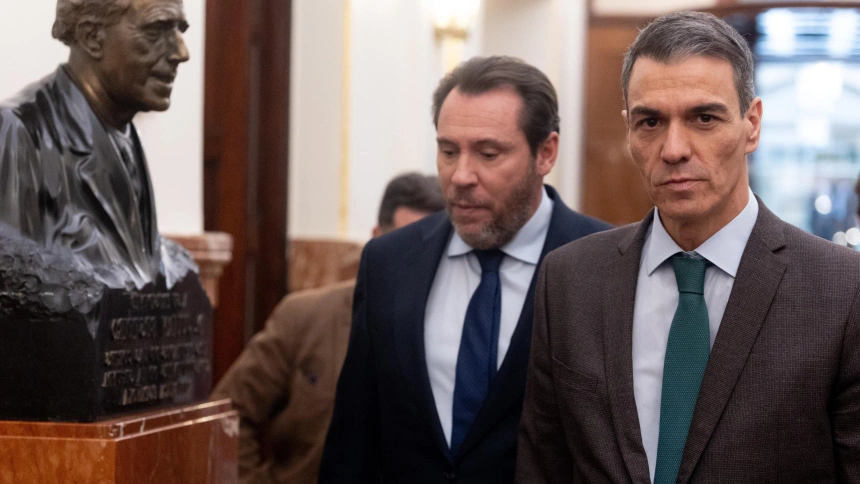 El presidente del Gobierno, Pedro Sánchez, y el ministro de Transportes, Óscar Puente, durante una sesión plenaria extraordinaria en el Congreso de los Diputados, a 27 de enero de 2026, en Madrid (España). El pleno del Congreso vota la convalidación o derogación de los decretos leyes que incluyen, por un lado, la prórroga de las ayudas al transporte público, y por otro, las medidas de 'escudo social' y la revalorización de las pensiones para 2026. El Gobierno afronta esta cita sin apoyos asegurados, ya que tanto el PP como Junts no dan por hecho su voto a favor y, junto con VOX, suman mayoría absoluta.Eduardo Parra / Europa Press27/1/2026