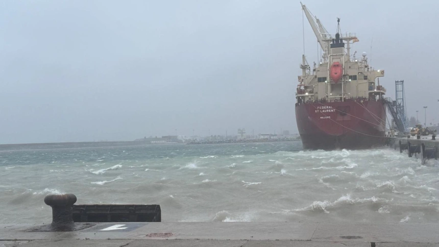 El puerto de Motril bate un récord histórico de mercancías mientras un temporal paraliza su actividad