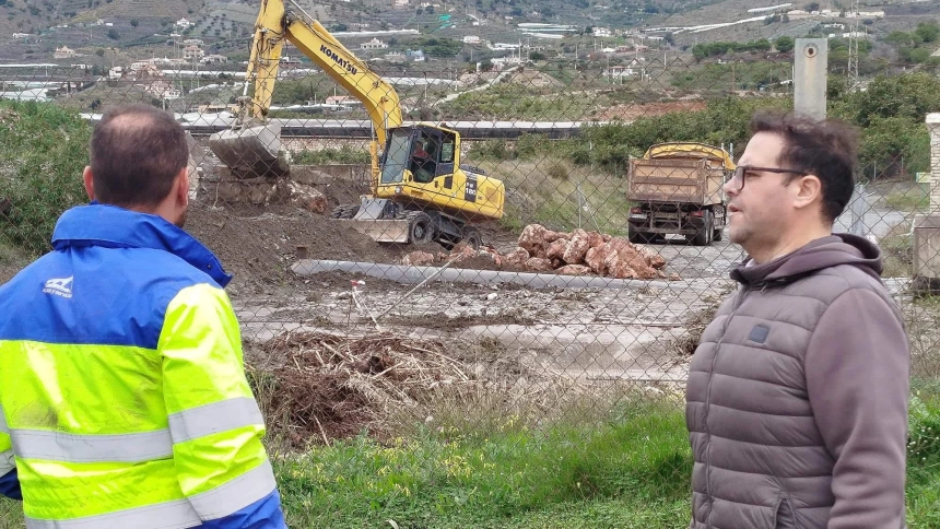 El temporal de Poniente devasta las playas de Granada y pone en jaque la campaña de Semana Santa