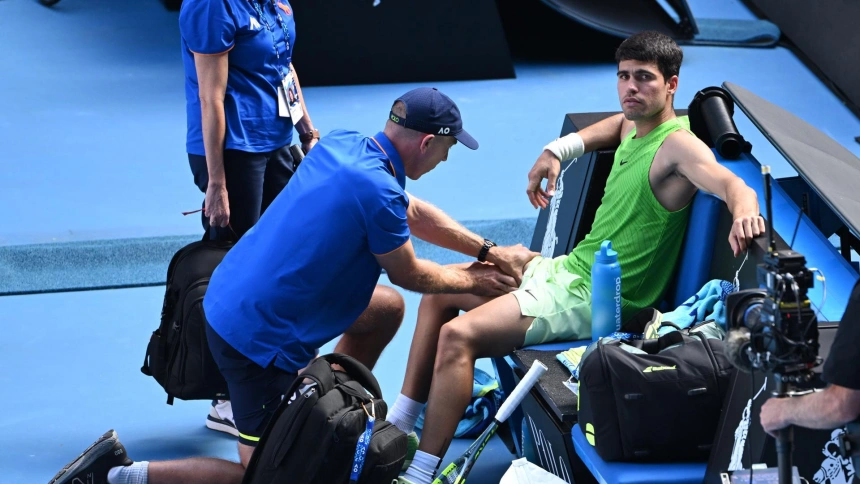 Carlos Alcaraz recibe un masaje muscular en medio de su encuentro contra Zverev