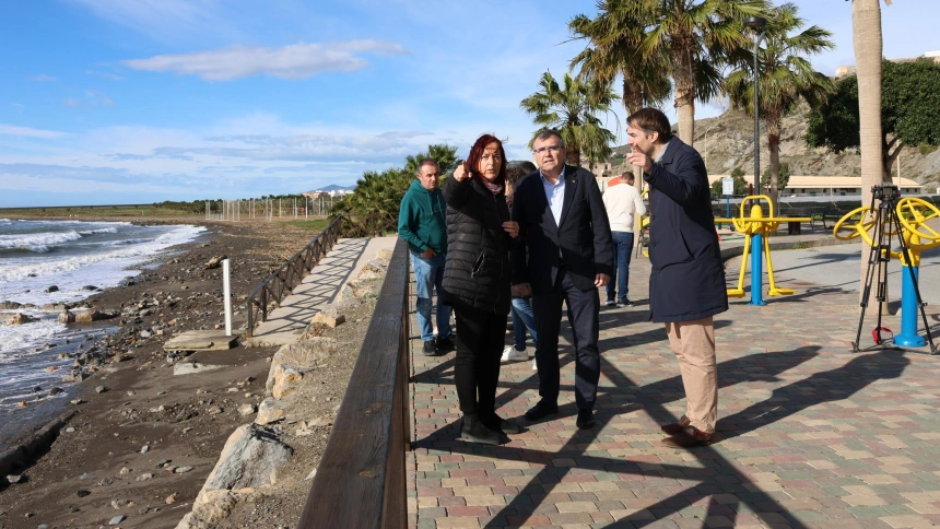 Costas evalúa los graves daños del temporal en las playas de Granada