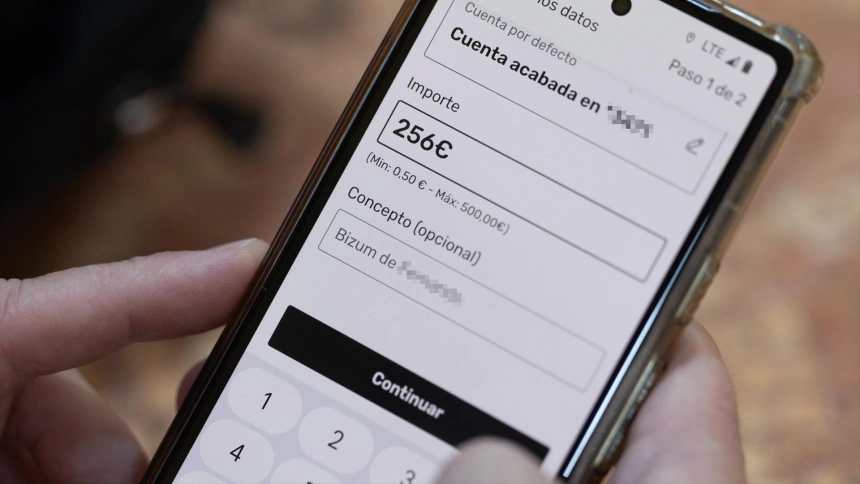 Una persona compartiendo un bizum.