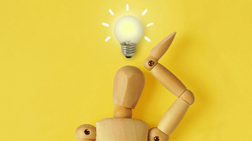 2Y92CT9 Wooden mannequin with light bulb - Concept of ideas and creative thinking