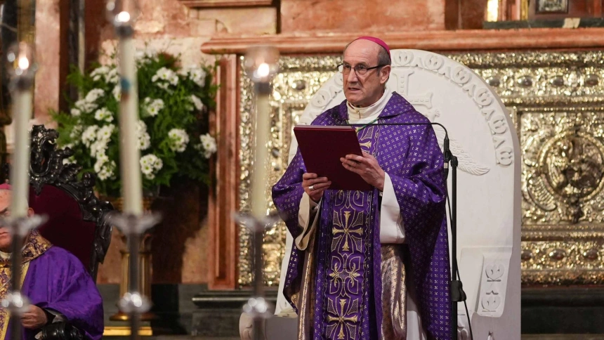 CÓRDOBA. 31-01-2026. El obispo de Córdoba, Jesús Fernández, durante la misa funeral que se ha celebrado hoy sábado en la Mezquita-Catedral de Córdoba en memoria de las 46 personas fallecidas en el accidente ferroviario de Adamuz. EFE/ RAFA ALCAIDE