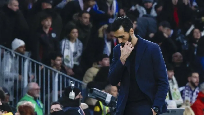 Álvaro Arbeloa pensativo durante el Real Madrid - Rayo Vallecano