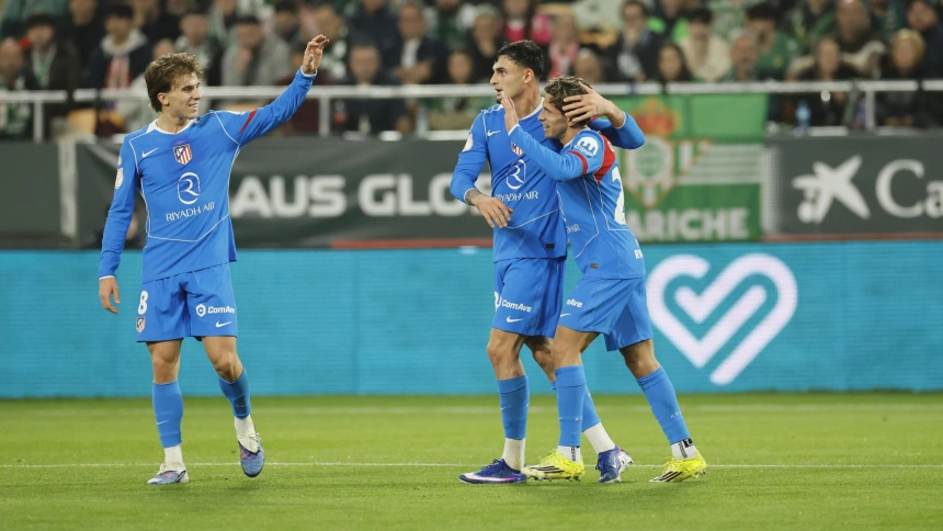 El Atlético de Madrid celebra el gol de Giuliano al Betis