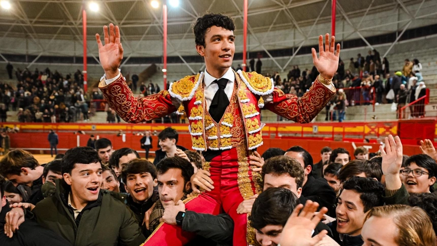 Samuel Castrejón saliendo a hombros este sábado en Valdemorillo