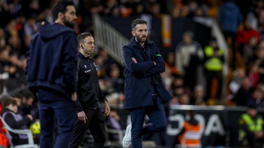 La grada pidió la dimisión de Corberán