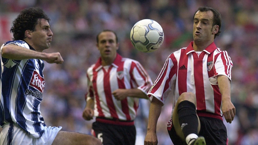 Agustín Aranzabal pugna por un balón con Joseba Etxeberria en un Derbi Vasco