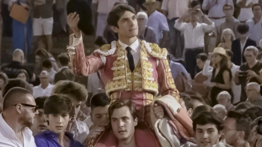 Sebastián Castella, en su salida a hombros por la Puerta del Príncipe en 2023