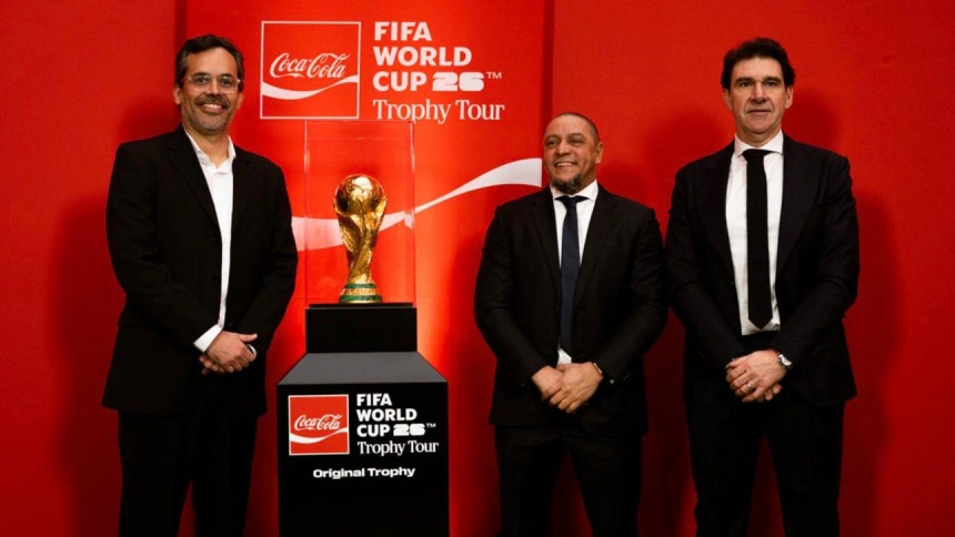 Aitor Karanka y Roberto Carlos junto al rofeo original de la Copa del Mundo en el estadio Santiago Bernabéu