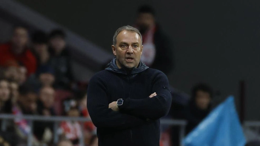 Hansi Flick, entrenador del Barcelona, de brazos cruzados en la banda del Metropolitano