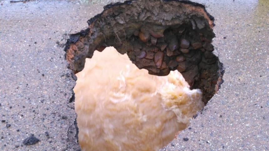 Socavón en la carretera BA-049 provocado por las lluvias