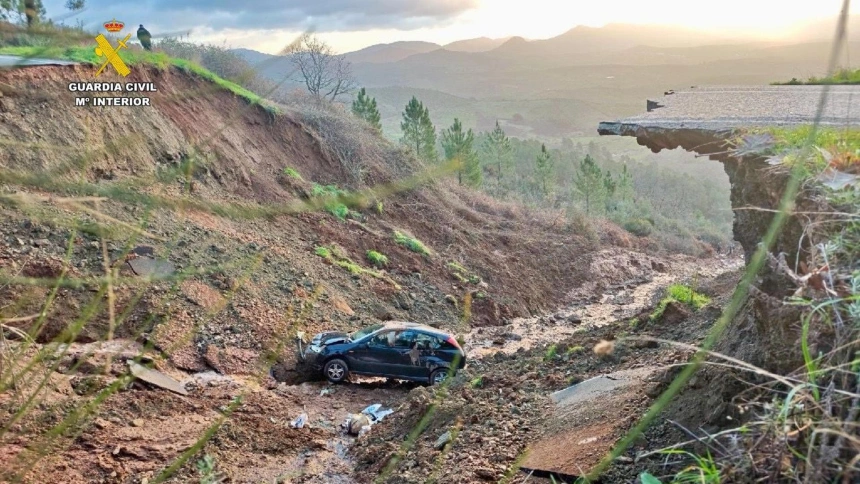 La carretera CC-428, en el tramo que une las localidades cacereñas de Berzocana y Logrosán, Cáceres