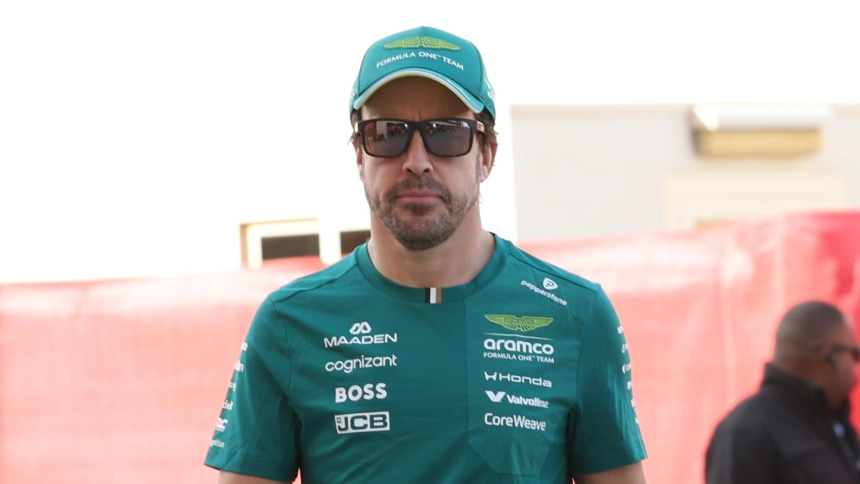 Fernando Alonso llegando al circuito de Baréin durante los test de pretemporada