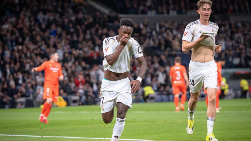 Vinicius celebra uno de sus dos goles contra la Real Sociedad