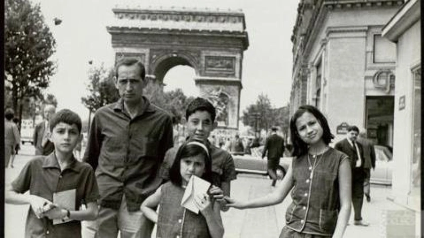 Miguel Delibes junto a sus nietos