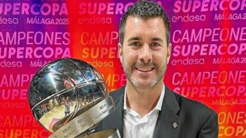Arbalejo sosteniendo la Supercopa