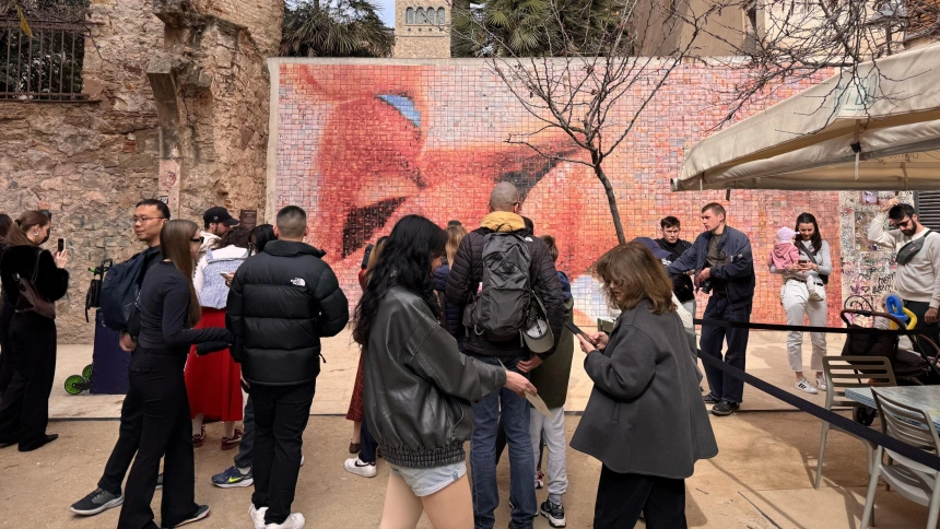 Vecinos agolpados frente al Mural del Beso
