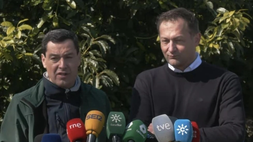 El presidente andaluz Juanma Moreno y el comisario europeo Christophe Hansen en Jerez