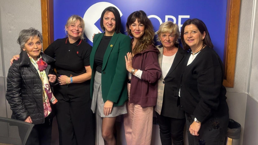 'La tertulia de mujeres': Andalucía entre ayudas millonarias, un tren 'tercermundista' y la polémica de las esculturas en el puerto