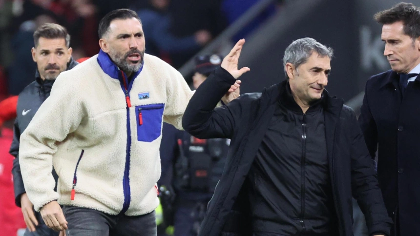 Los técnicos del Athletic Club, Ernesto Valverde (d) y del Elche, Eder Sarabia, a la finalización del partido correspondiente a la jornada 25 de LaLiga que Athletic Club y Elche CF han disputado este viernes en el estadio de San Mamés, en Bilbao