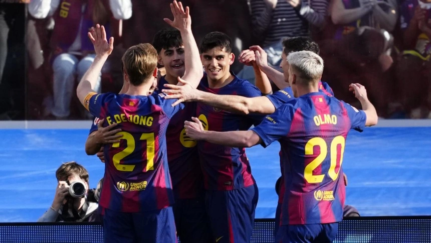 Marc Bernal celebra su gol, en el Barcelona - Levante