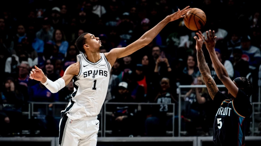 Victor Wembanyama taponando en el partido Spurs - Pistons