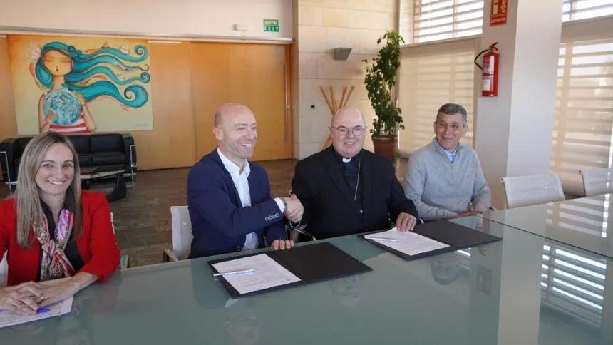 Gerard Villalonga obispo de Menorca firmando el convenio con el Consell presidido por su presidente Adolfo Vilafranca