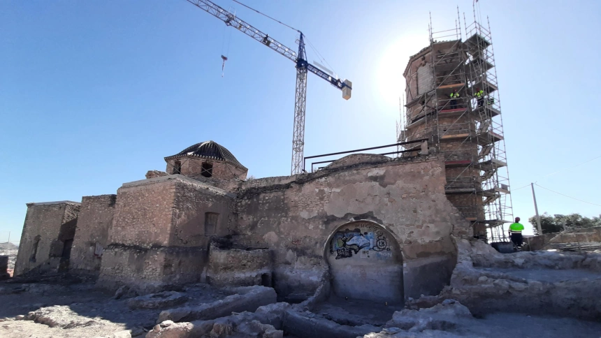 La iglesia de San Juan, rodeada de andamios, durante su restauración