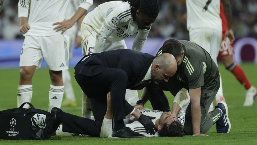 Raúl Asencio, atendido durante el Real Madrid-Benfica