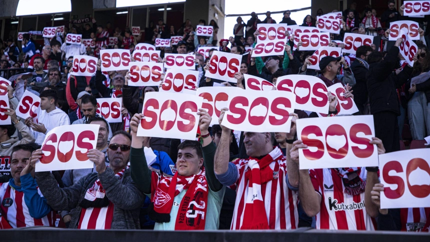 La hinchada del Athletic sostiene carteles contra la gestión de Martín Presa.