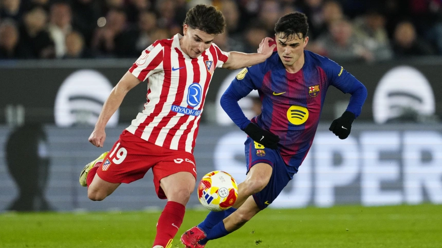 Julián Álvarez y Pedri, en el Barcelona - Atlético