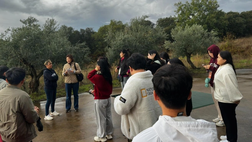 Visita de turistas chinos a la almazara de Ahigal de los Aceiteros (Salamanca)