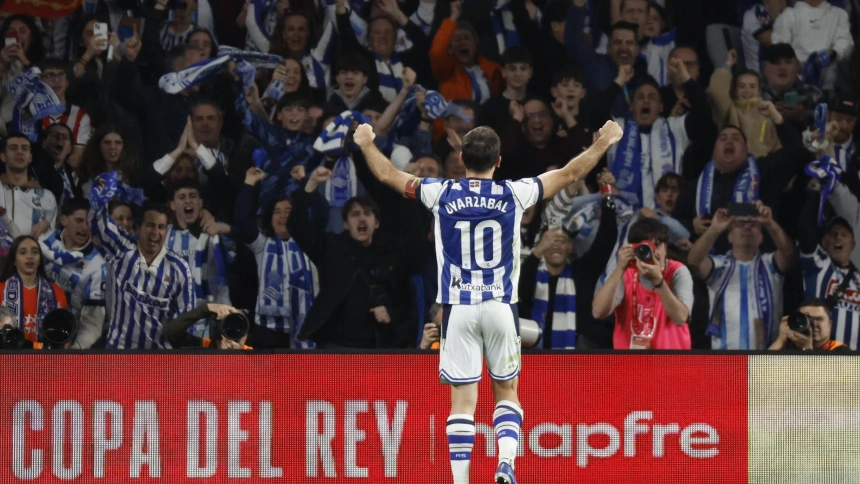 SAN SEBASTIÁN, 04/03/2026.- El delantero de la Real Sociedad Mikel Oyarzabal tras conseguir el primer gol de su equipo durante el encuentro correspondiente a la vuelta de las semifinales de la Copa del Rey que disputan este miércoles Real Sociedad y Athletic Club en el estadio de Anoeta, en San Sebastián. EFE / Javier Etxezarreta.