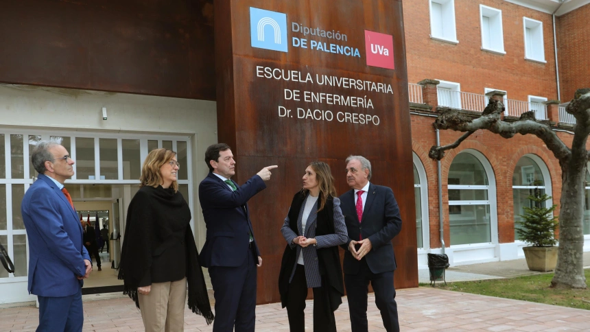 El presidente de la Junta de Castilla y León, Alfonso Fernández Mañueco, junto al director de la Escuela, José Antonio Iglesias; la consejera de Educación, Rocío Lucas; y la presidenta de la Diputación, Ángeles Armisen, entre otros, visita las instalaciones de la Escuela Universitaria de Enfermería