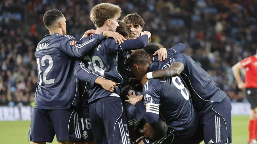 Los jugadores del Real Madrid celebran el gol de la victoria ante el Celta