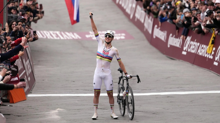 El esloveno celebra su victoria a su llegada a la ciudad de Siena.