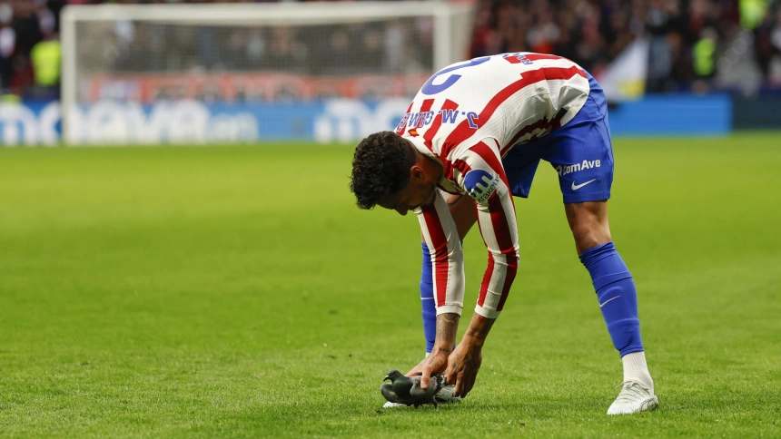 José María Giménez, con la paloma durante el Atlético-Real Sociedad
