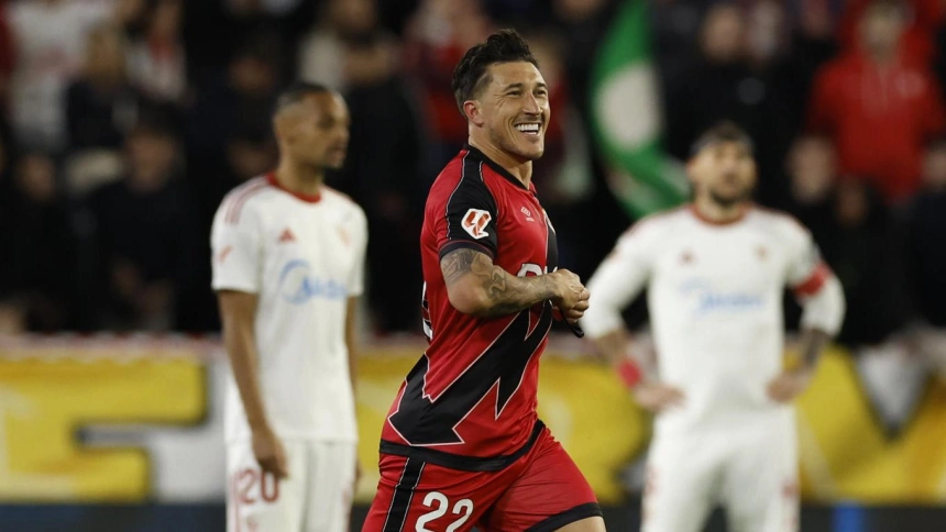 Pacha Espino celebra el 1-1 del Rayo contra el Sevilla
