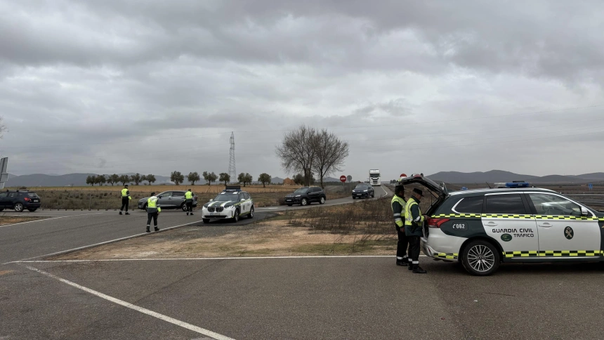 Así es un macrocontrol de la Guardia Civil en la A-4: "Sople, sople... en 5 minutos sabemos si ha tomado drogas"