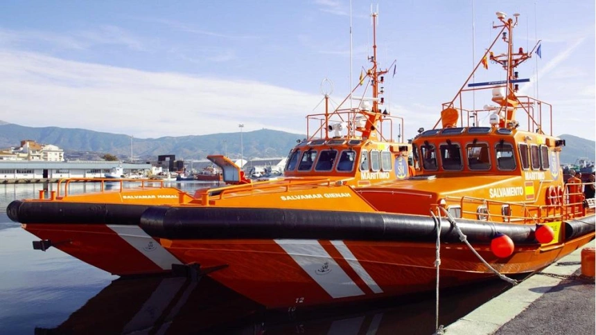 Rescatan a 17 migrantes de una patera en el mar de Alborán