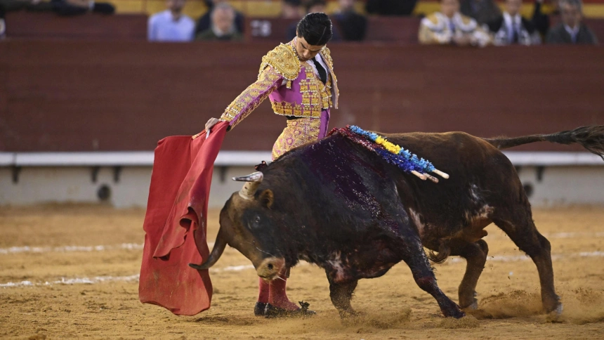 Derechazo de Pablo Aguado al sexto toro del festejo en Castellón